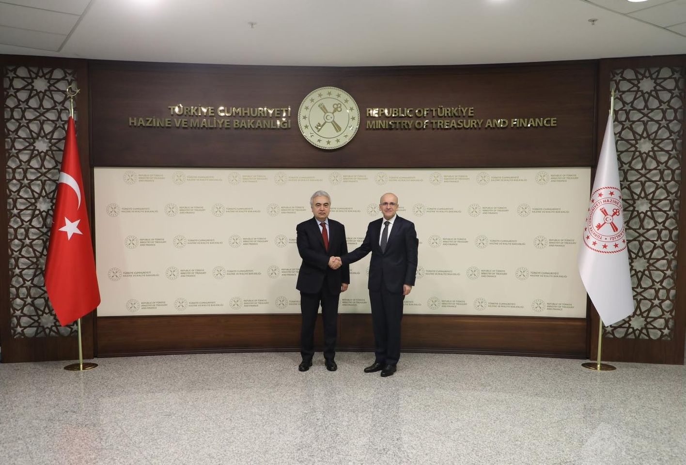 Hazine ve Maliye Bakanı Mehmet Şimşek, Enerji Ajansı Başkanıyla önemli bir toplantı gerçekleştirdi.