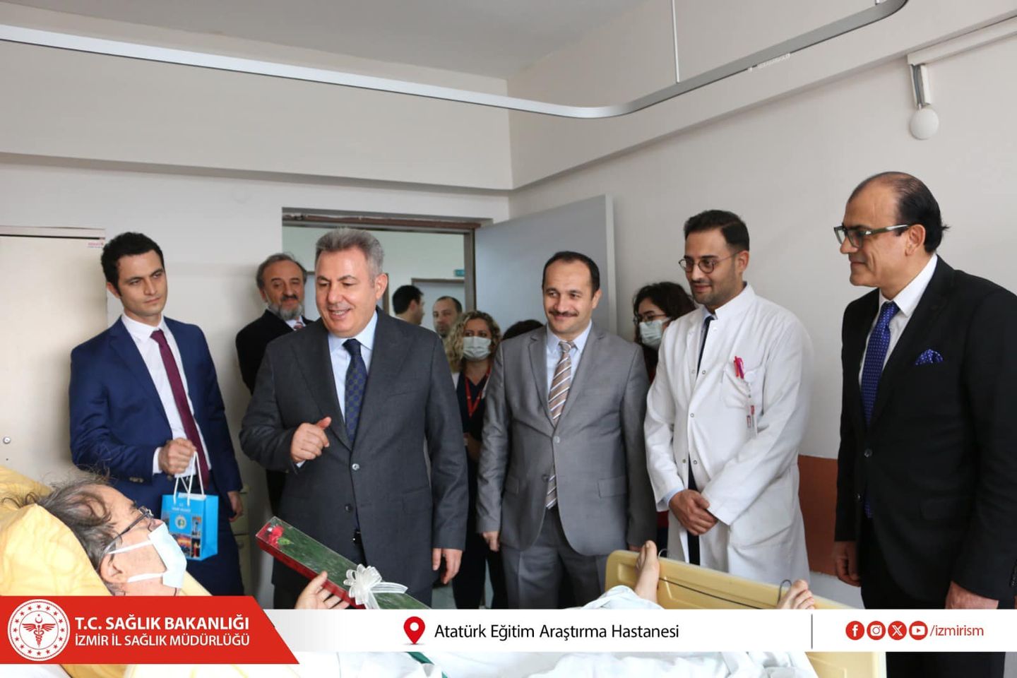 İzmir Valisi ve İl Sağlık Müdürü, Yeni Yılda Hastane Personeline Sürpriz Ziyarette Bulundu
