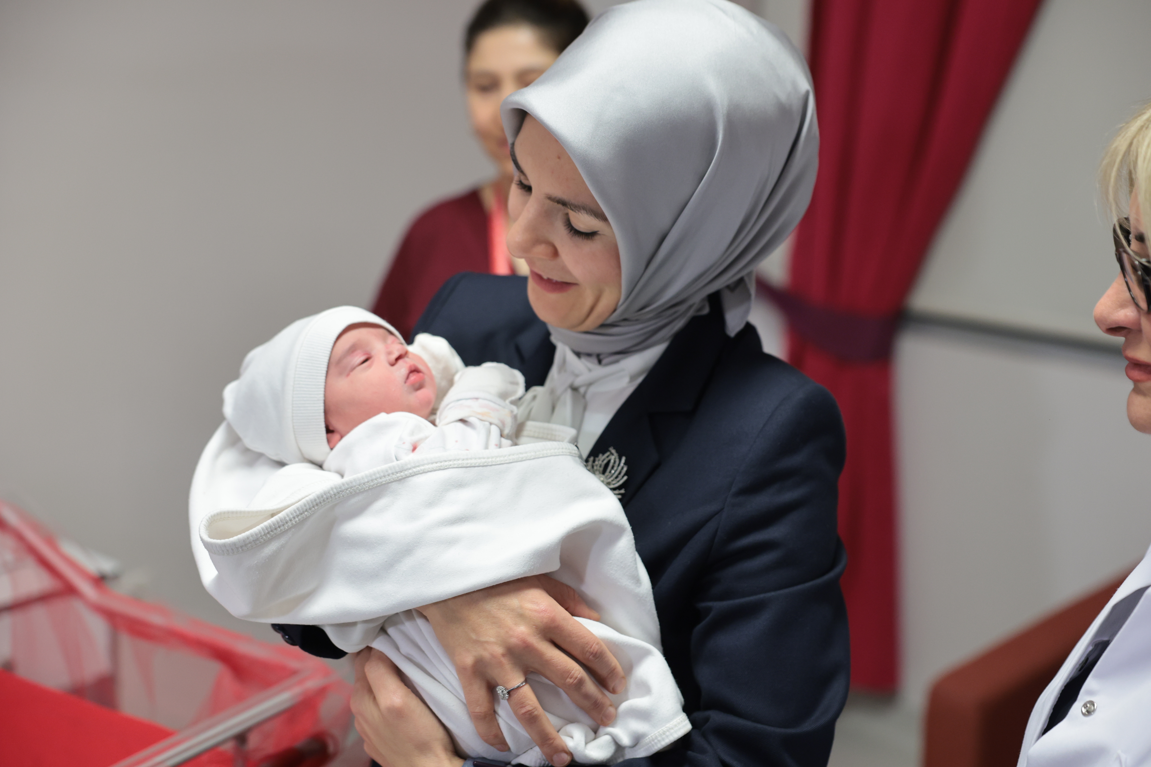Aile ve Sosyal Hizmetler Bakanı, Ankara'da Yeni Yılın İlk Bebeklerini Ziyaret Etti