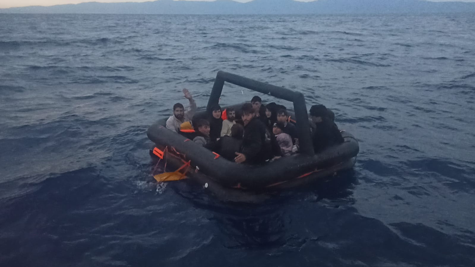 Sahil Güvenlik, Aydın'ın Kuşadası açıklarında bir grup düzensiz göçmeni kurtardı