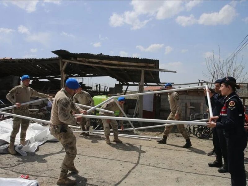 Tokat'ın Sulusaray ilçesinde depremzedelere jandarma komandoları yardım etti