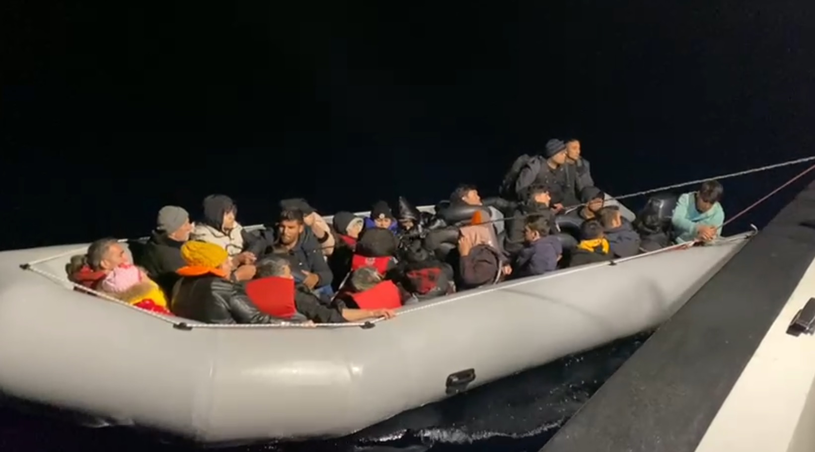 Sahil Güvenlik, Ayvacık açıklarında 21 düzensiz göçmen yakaladı.