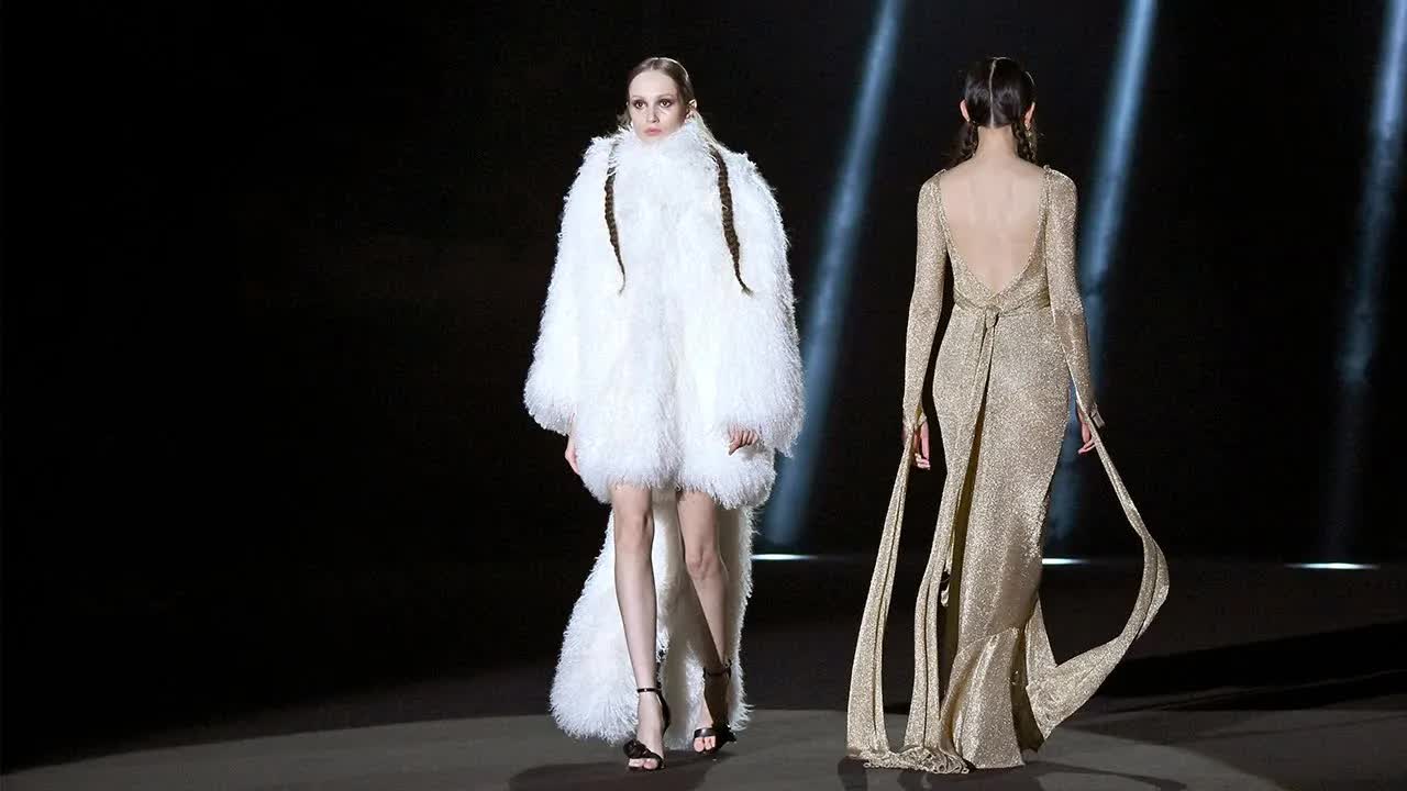 Ünlü Moda Tasarımcısı Odette Alvarez, Madrid'de büyüleyici moda şovuyla yeni koleksiyonunu tanıttı.