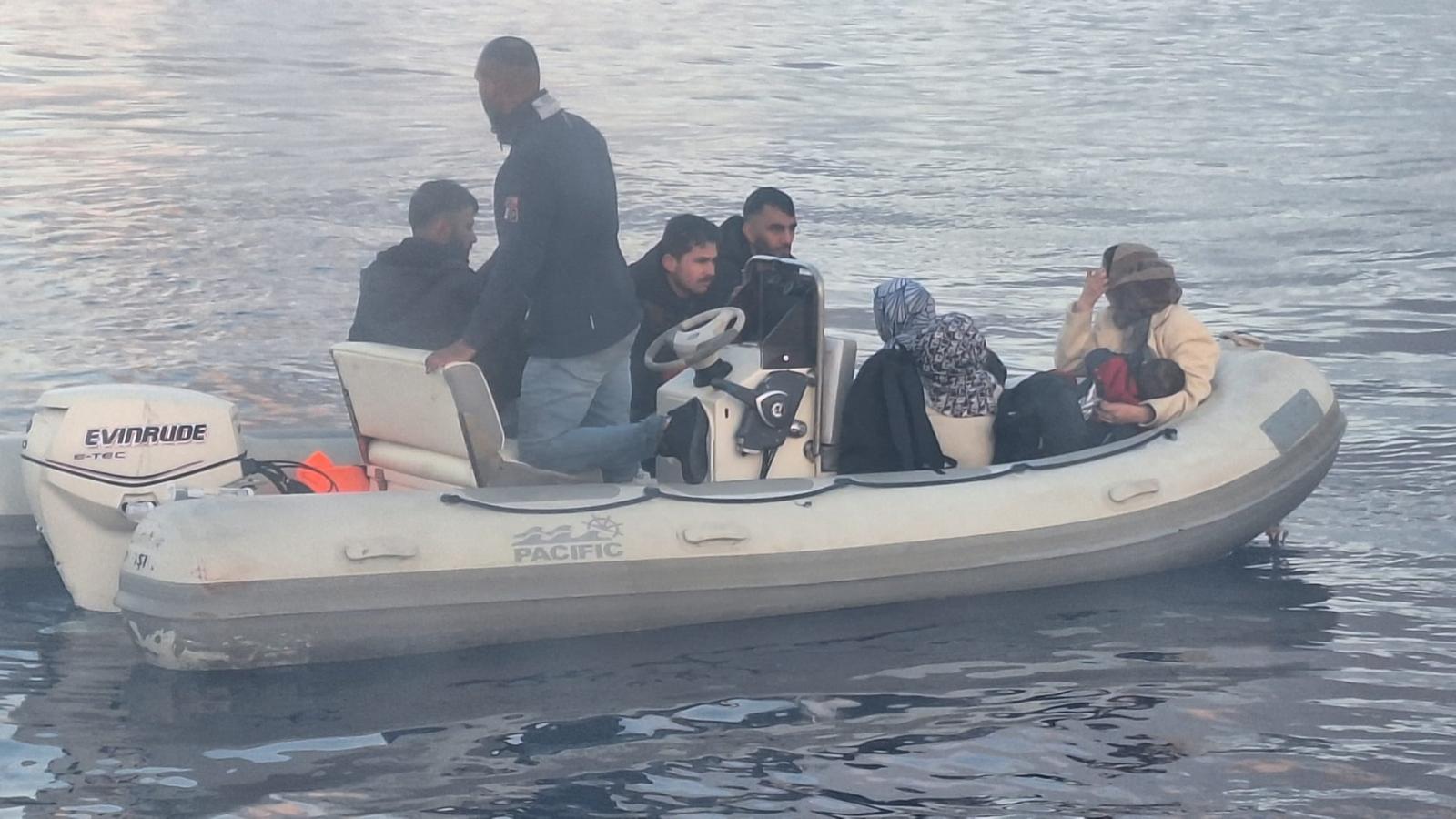 Muğla açıklarında lastik bot arızası: 7 düzensiz göçmen kurtarıldı, 1 kaçakçı gözaltında
