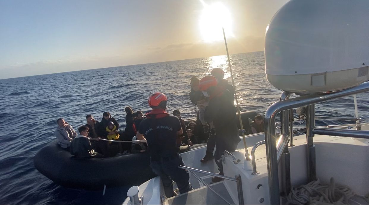 Sahil Güvenlik Botu, İzmir'in Seferihisar ilçesi açıklarında lastik bot içindeki düzensiz göçmenleri kurtardı.