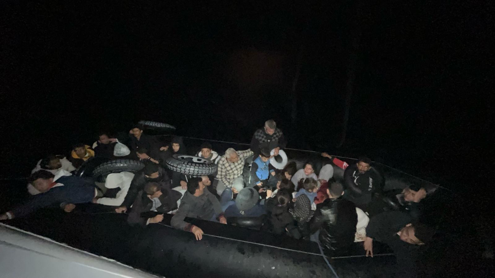 Muğla'da lastik bot motor arızası sonucu düzensiz göçmenler kurtarıldı.