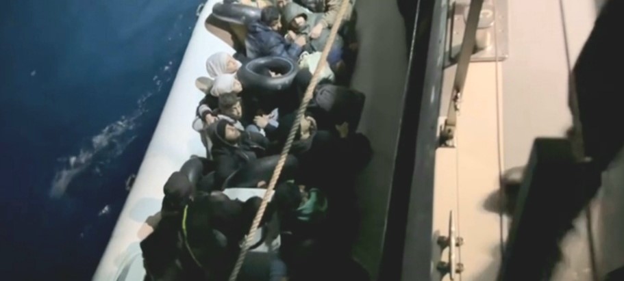 Sahil Güvenlik, İzmir Karaburun'da 16 düzensiz göçmeni ve bir göçmen kaçakçısını yakaladı.
