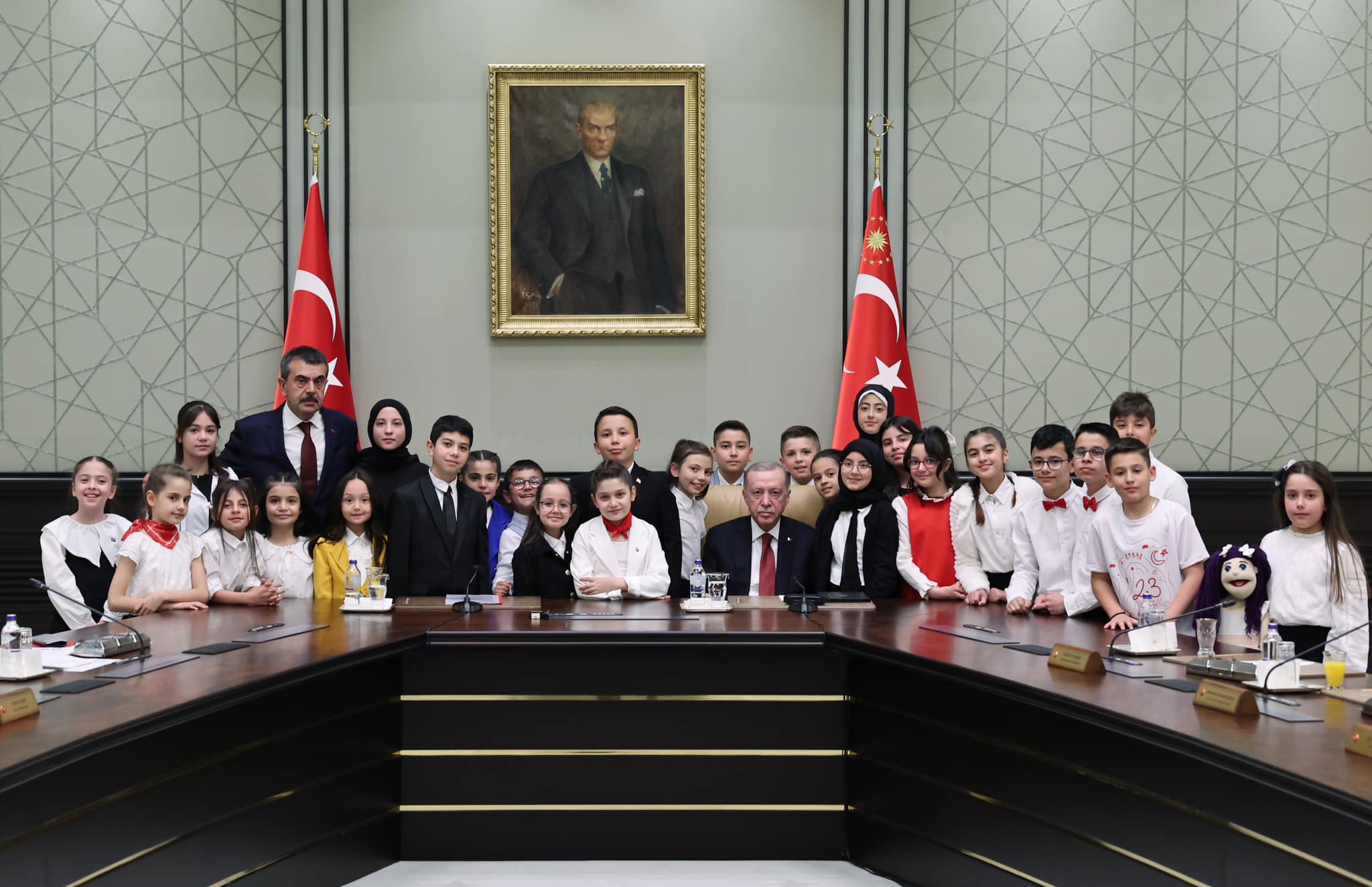 Cumhurbaşkanı Recep Tayyip Erdoğan, 23 Nisan Ulusal Egemenlik ve Çocuk Bayramı'nda çocukları kabul etti