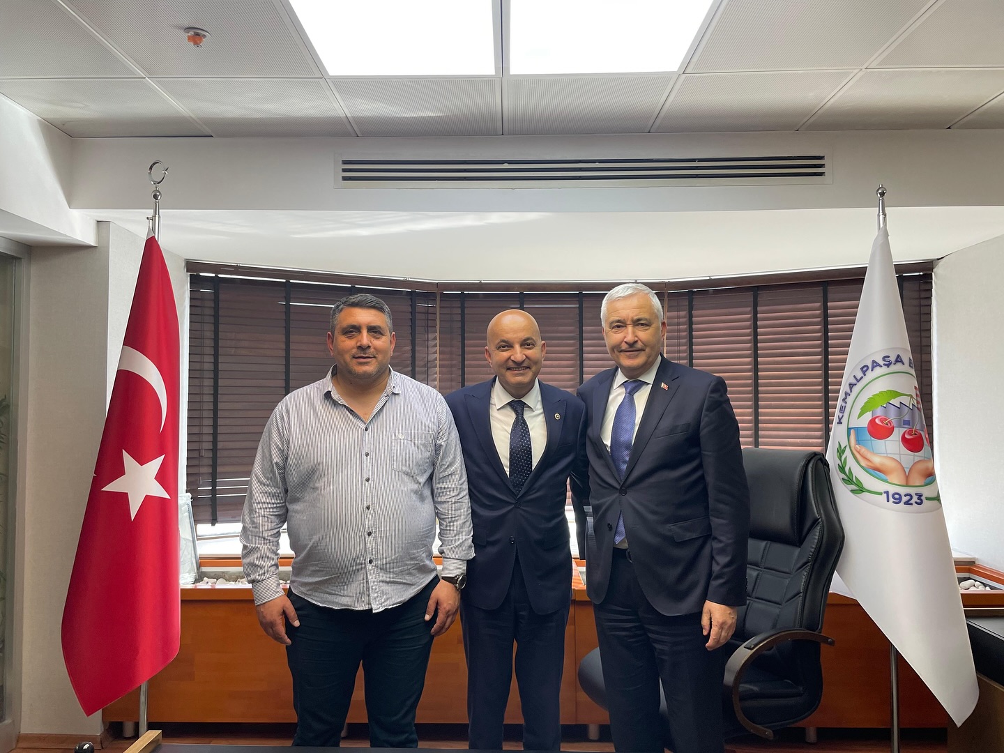 CHP Milletvekili Mahir Polat, Kemalpaşa Belediye Başkanlığı'nı Ziyaret Etti