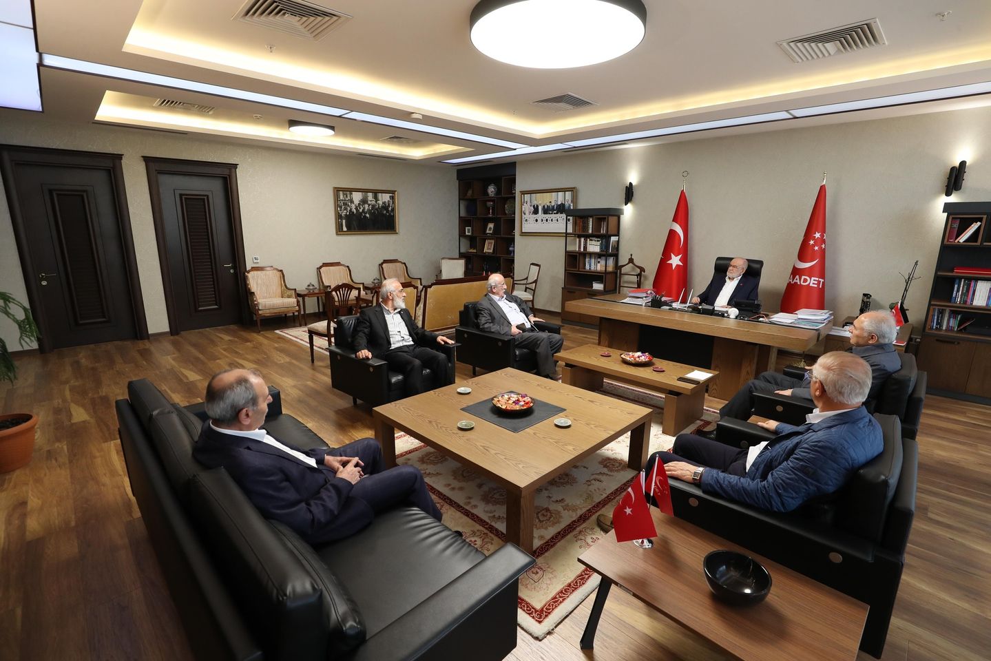 Saadet Partisi Başkanı Karamollaoğlu, Cansuyu Derneği Yöneticileriyle Görüştü