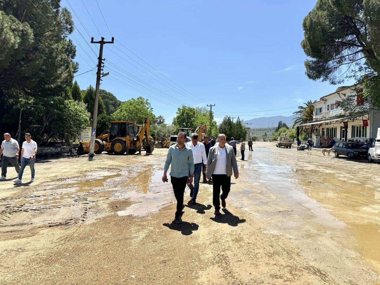 Karacasu ve Aydın Büyükşehir Belediyeleri Yenice Mahallesi'nde Sıcak Asfalt Çalışmalarıyla Yatırıma Devam Ediyor