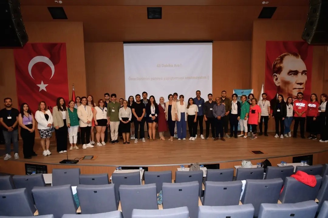 İzmir Karabağlar'da Gençlerin Kent Gelişiminde Söz Sahibi Olmalarına İmkan Tanıyan Çalıştay