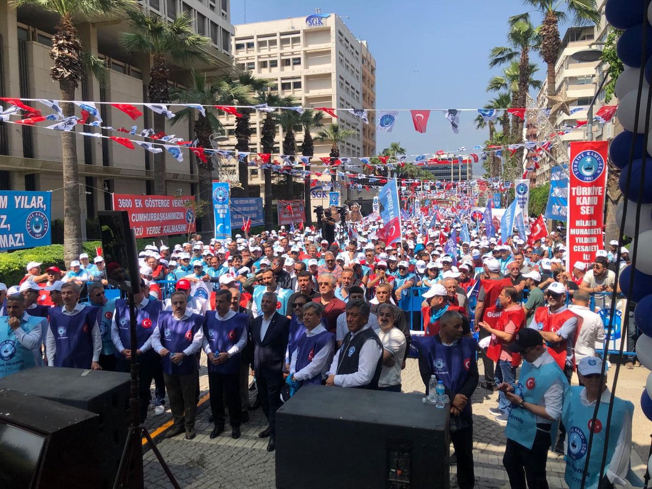 MHP İzmir İl Başkanı ve Yönetim Kurulu Üyeleri, 1 Mayıs Mitinginde Emekçilerle Buluştu