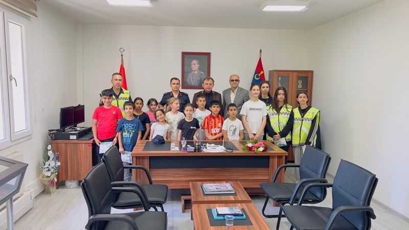 Trafik Haftası Kapsamında Yenice İlk ve Ortaokulu Öğrencileri Karacasu Jandarma Komutanlığına Ziyarette Bulundu