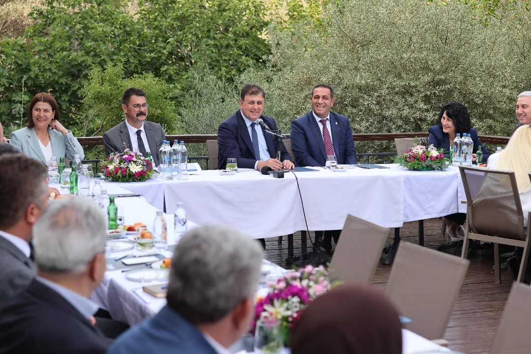 İzmir'de Belediye Başkanlarından Koordinasyon Toplantısı