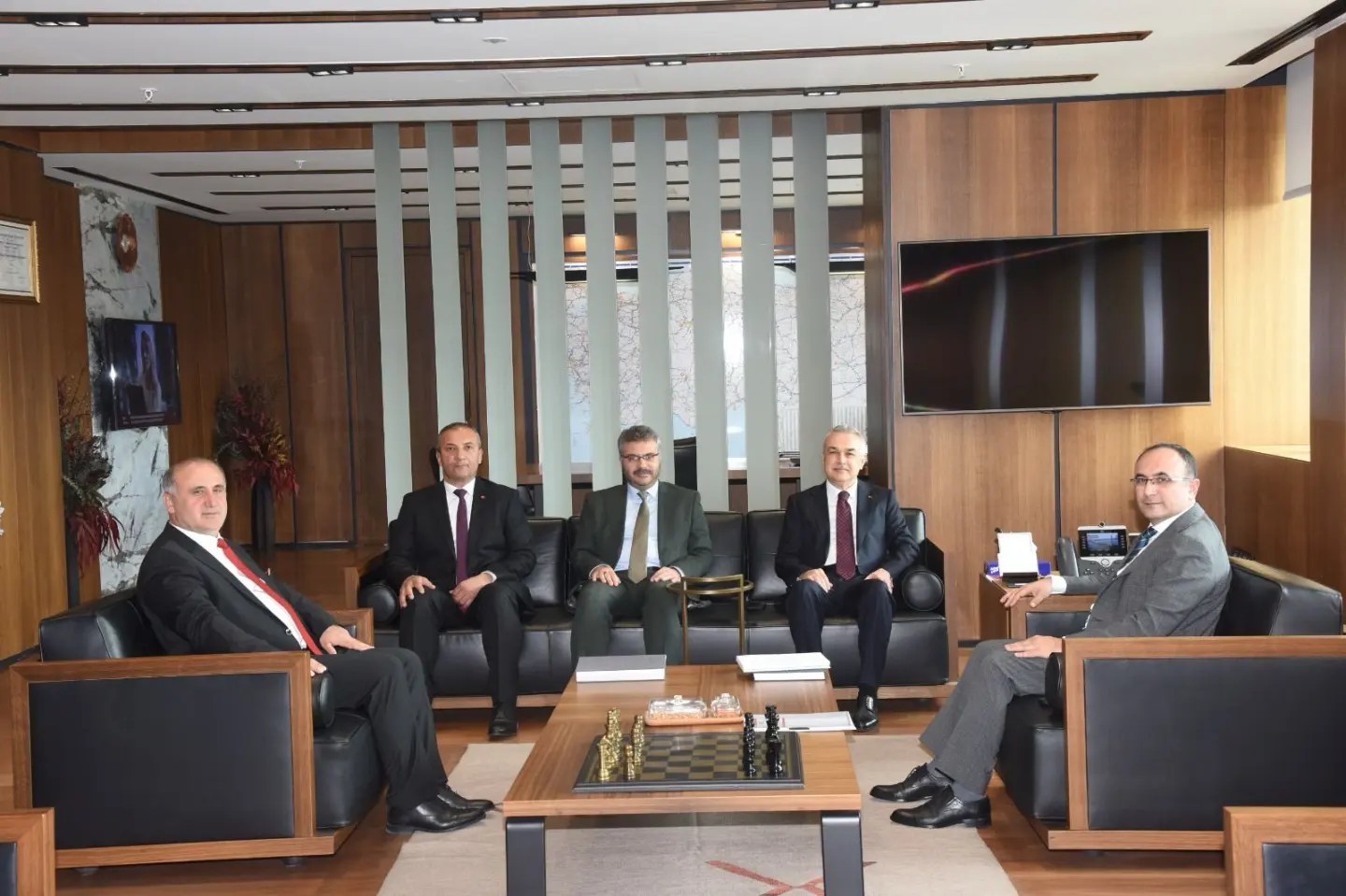 Milletvekili Mustafa Savaş İncirliova Belediye Başkanı Aytekin Kaya ile Karayolları Genel Müdürü Ahmet Gülşen'i ziyaret etti