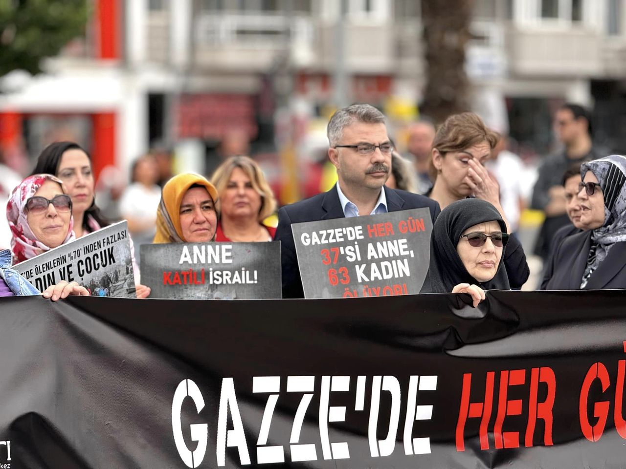 AK Parti Aydın Kadın Kolları Gazze'deki İnsan Hakları İhlallerini Kınadı