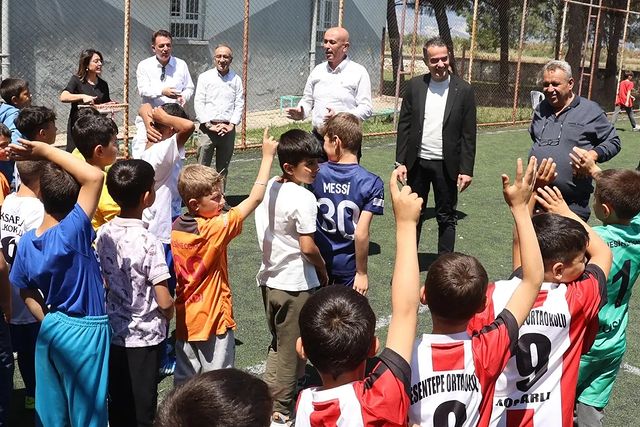 Başkan Özgür Arıcı, Yerel İlkokulun Geleneksel Futbol Turnuvası ve Çocuk Şenliği Etkinliğine Katıldı