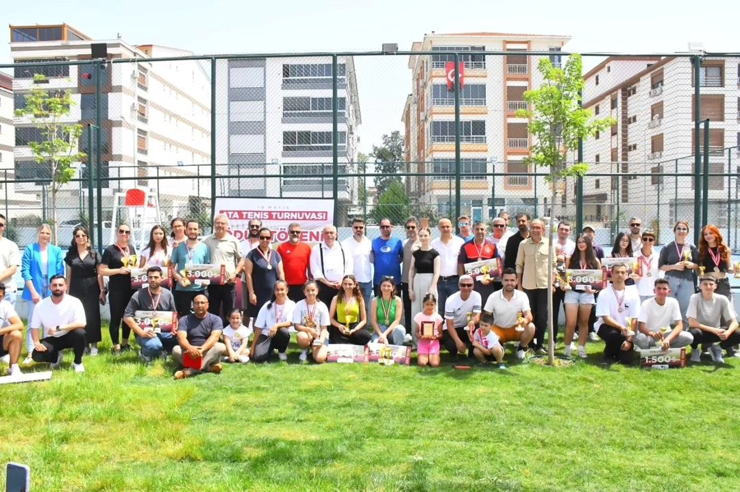 Tire ve Torbalı Belediyeleri 19 Mayıs Ata Tenis Turnuvası Düzenledi
