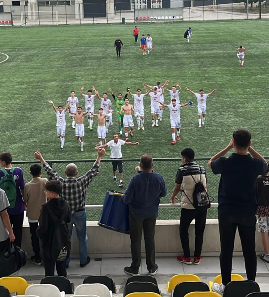 İzmirspor U15 Takımı Şampiyonlukla Başladı