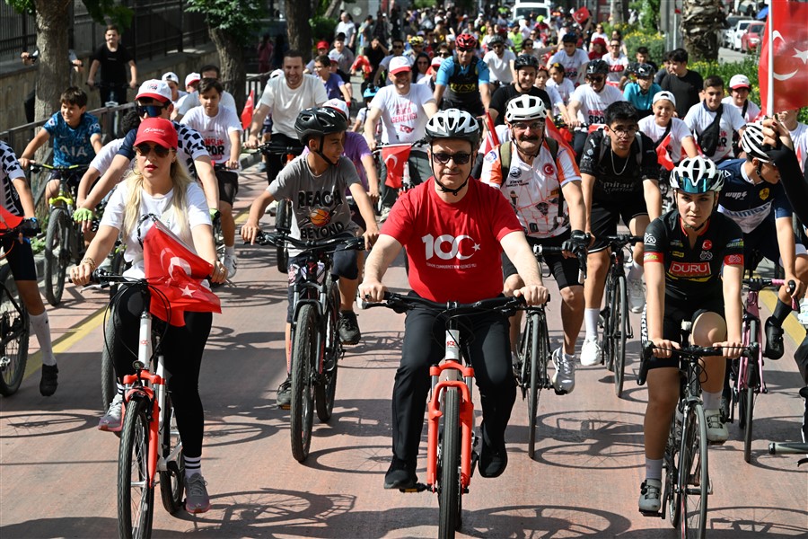 Vali Enver Ünlü, Gençlik Haftası ve 19 Mayıs Atatürk'ü Anma, Gençlik ve Spor Bayramı etkinlikleri kapsamında bisiklet turuna katıldı