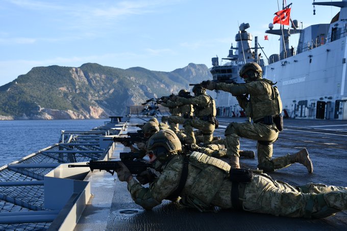 Türk Deniz Kuvvetleri'nin TCG ANADOLU Gemisi'nde Atış Eğitimi Gerçekleştirildi