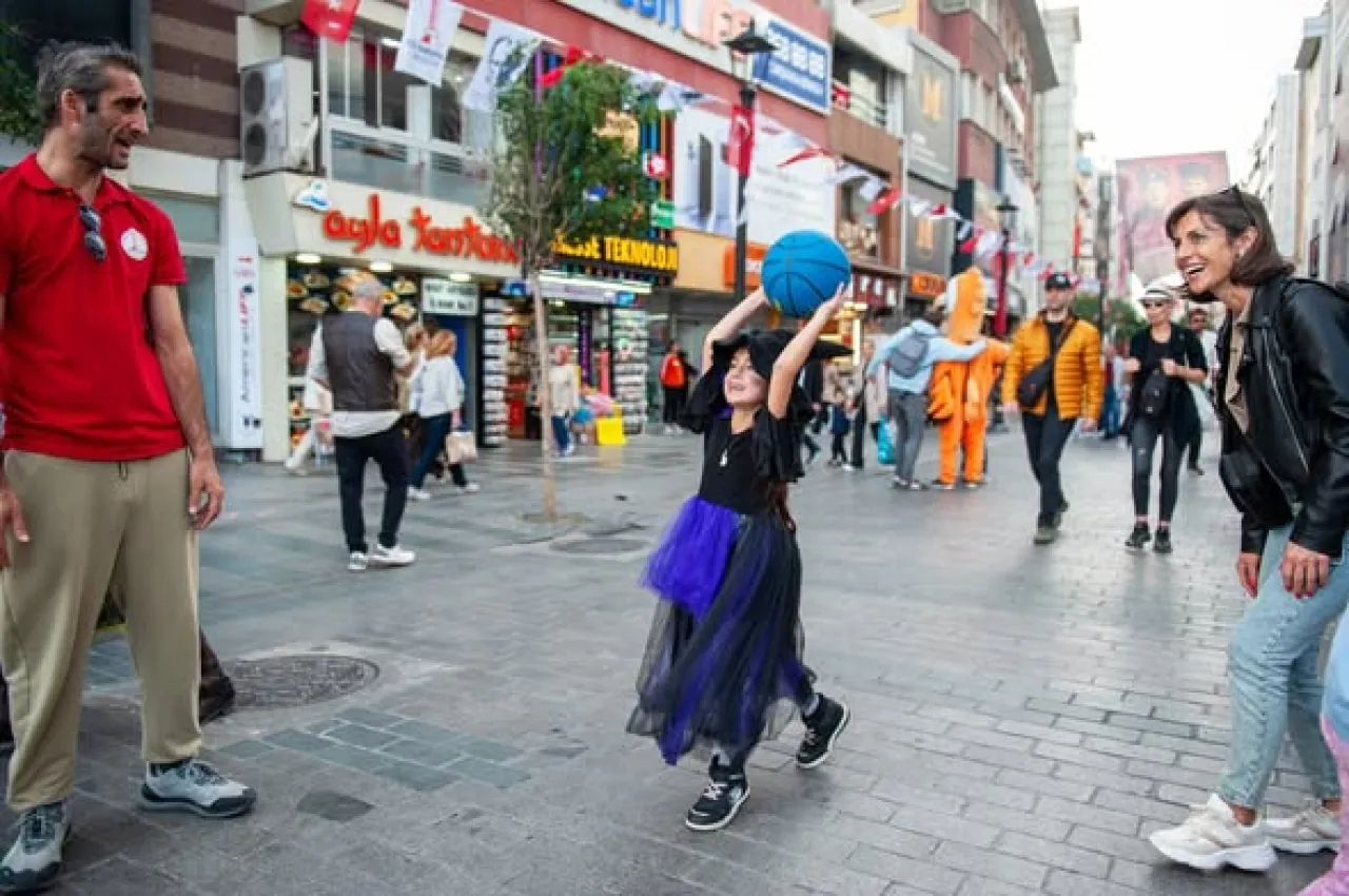 Karşıyaka'da Basketbol ve Pizza Keyfi: Hergele Meydanı'nda Sağlıklı Yaşam Şenliği