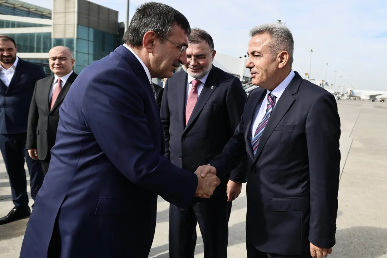 İzmir'de Cumhurbaşkanı Yardımcısı Cevdet Yılmaz'a Vali Elban'dan Karşılama