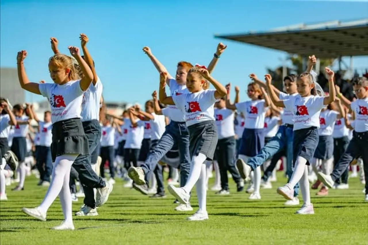 Aliağa'da Cumhuriyet'in 102. Yılı Büyük Coşkuyla Kutlandı