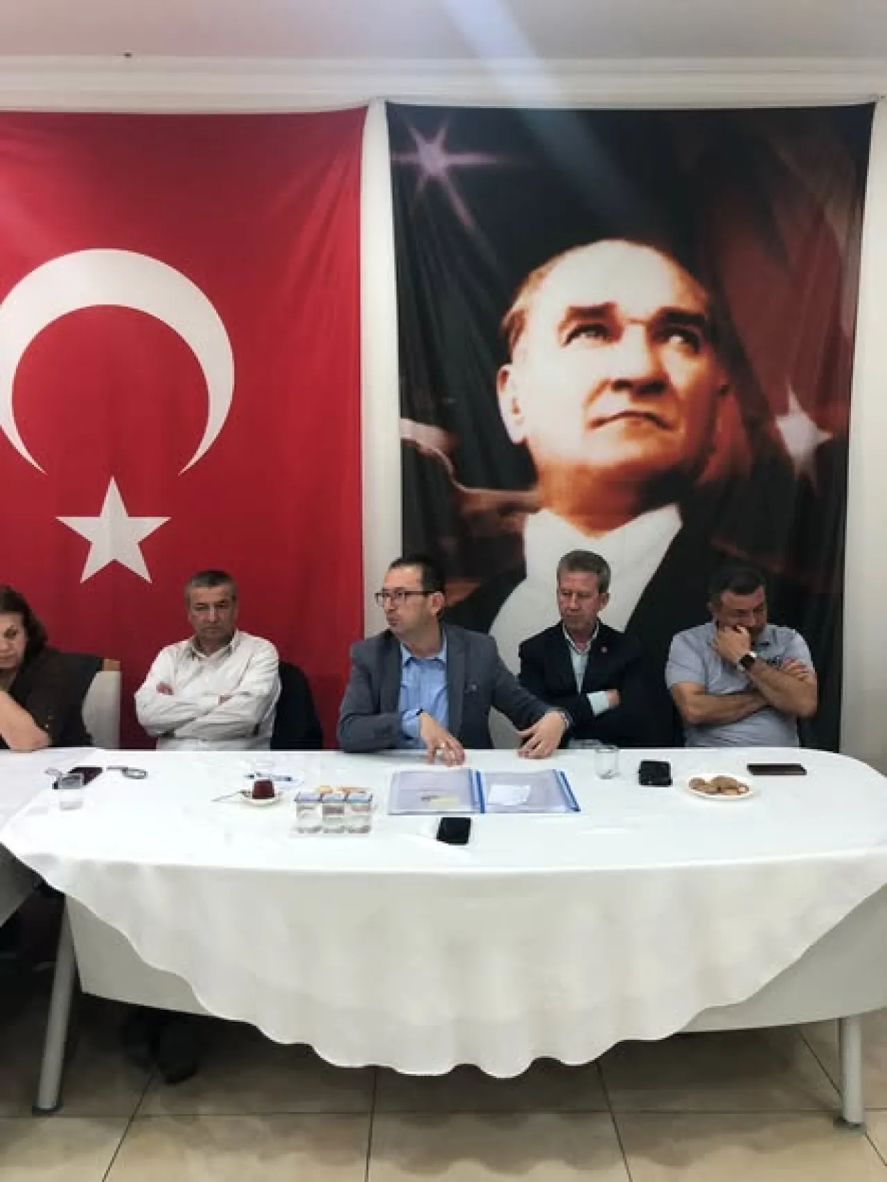 Beydağ'da Mahalle Muhtarları ile İstişare Toplantısı Düzenlendi