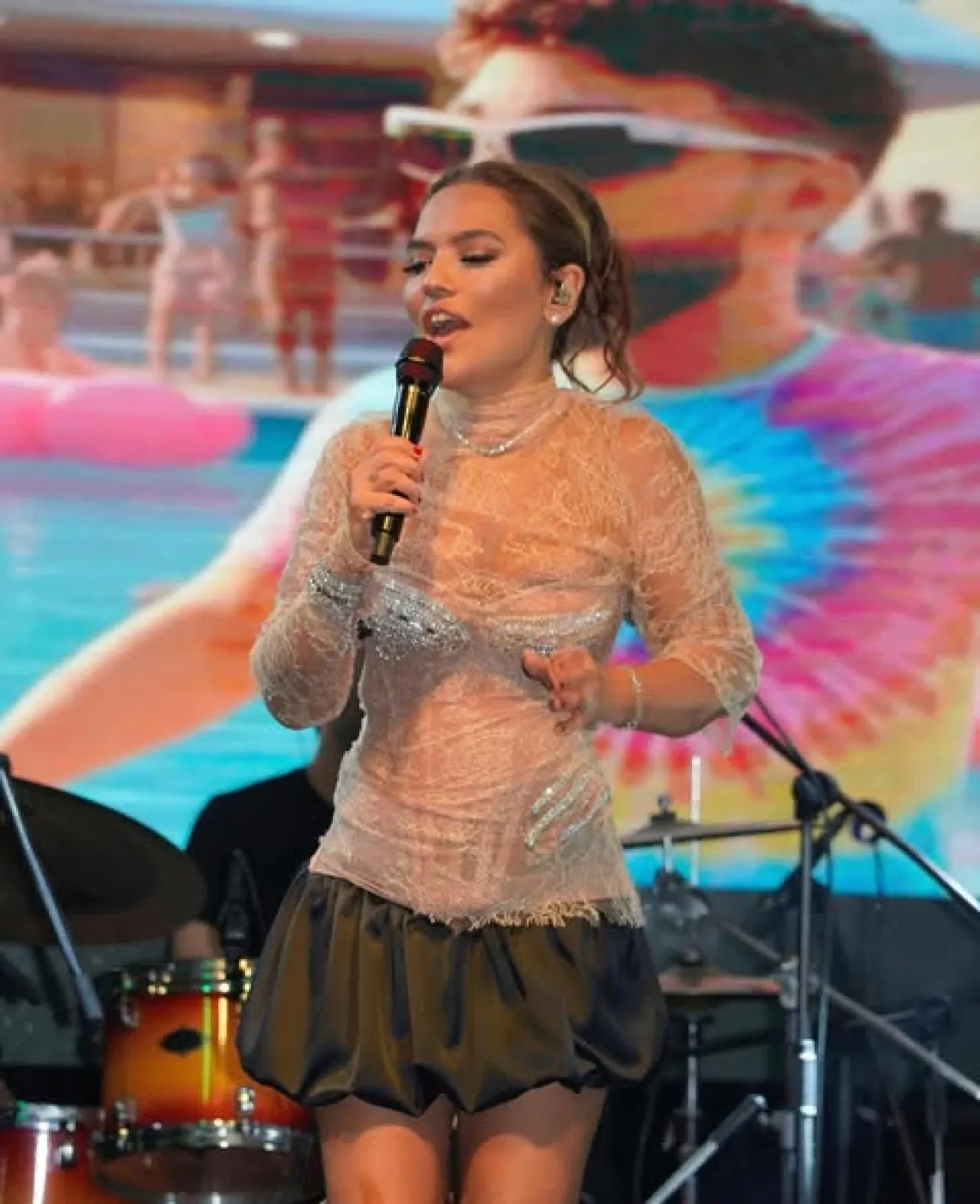 Demet Akalın'dan Yeni Tarz: Plajda Şıklık