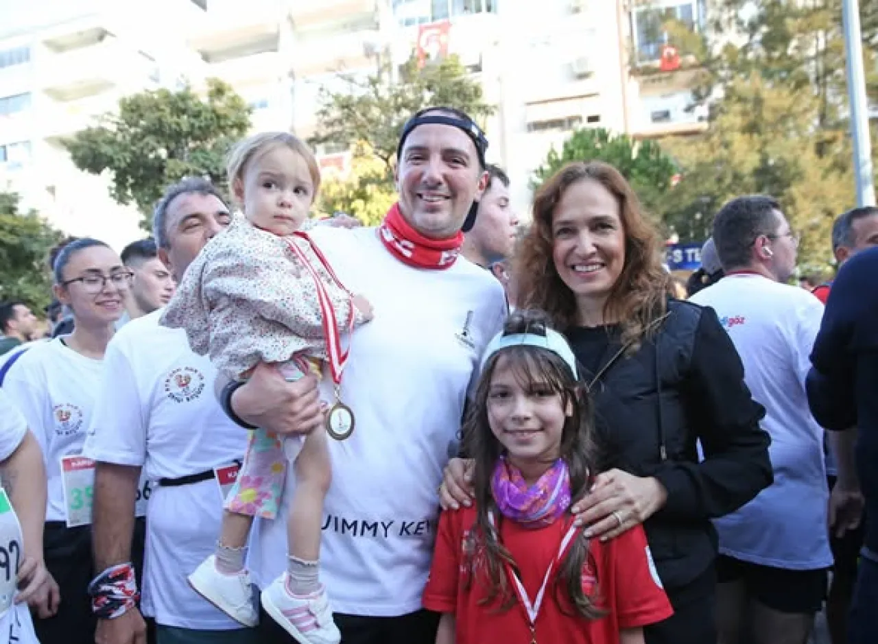 Karşıyaka'da 31. Ata'dan Ana'ya Saygı Koşusu Binlerce Kişiyle Gerçekleşti