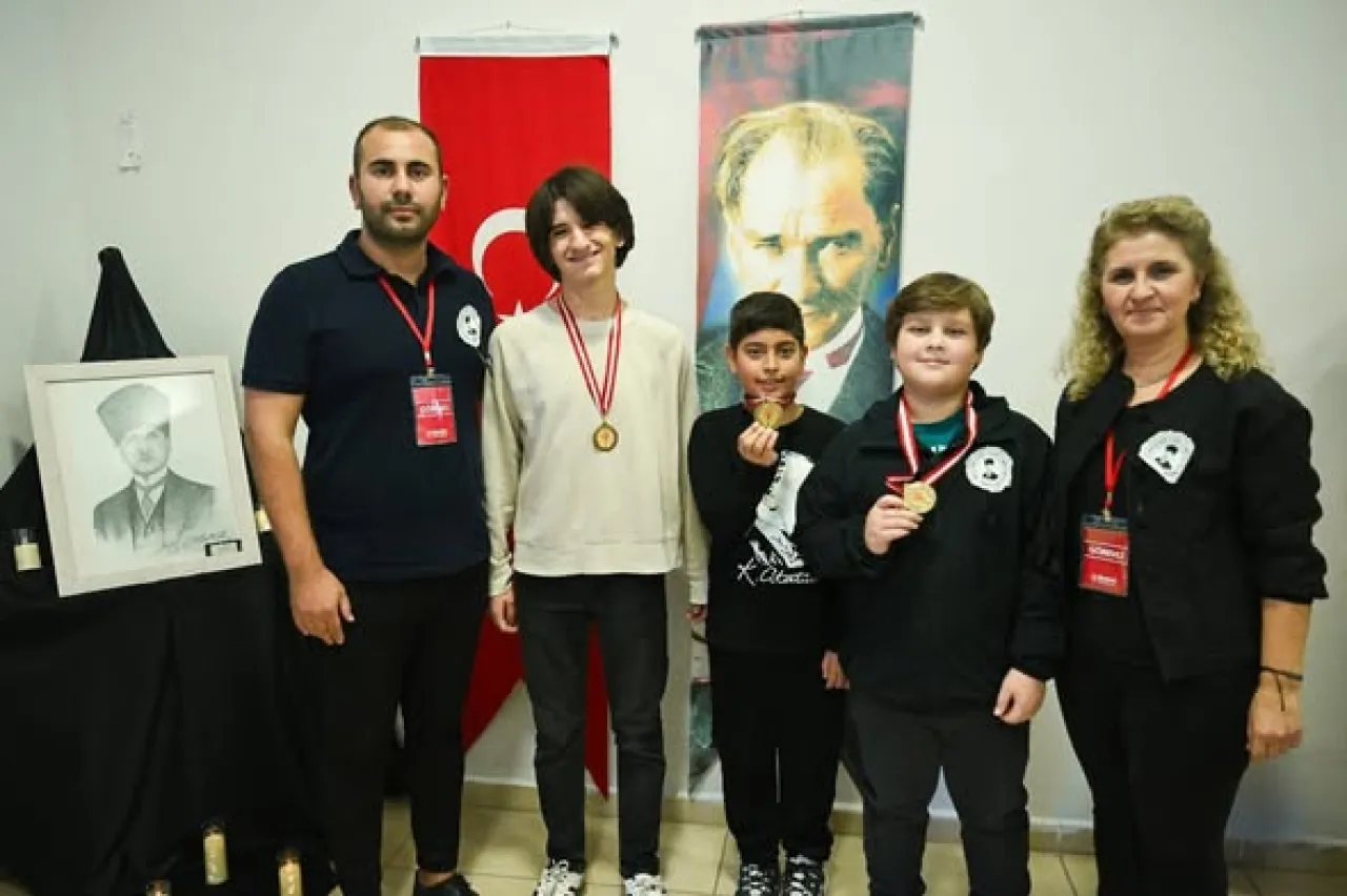 Bornova'da Çocuklar Ata'ya Saygı İçin Satrançta Buluştu