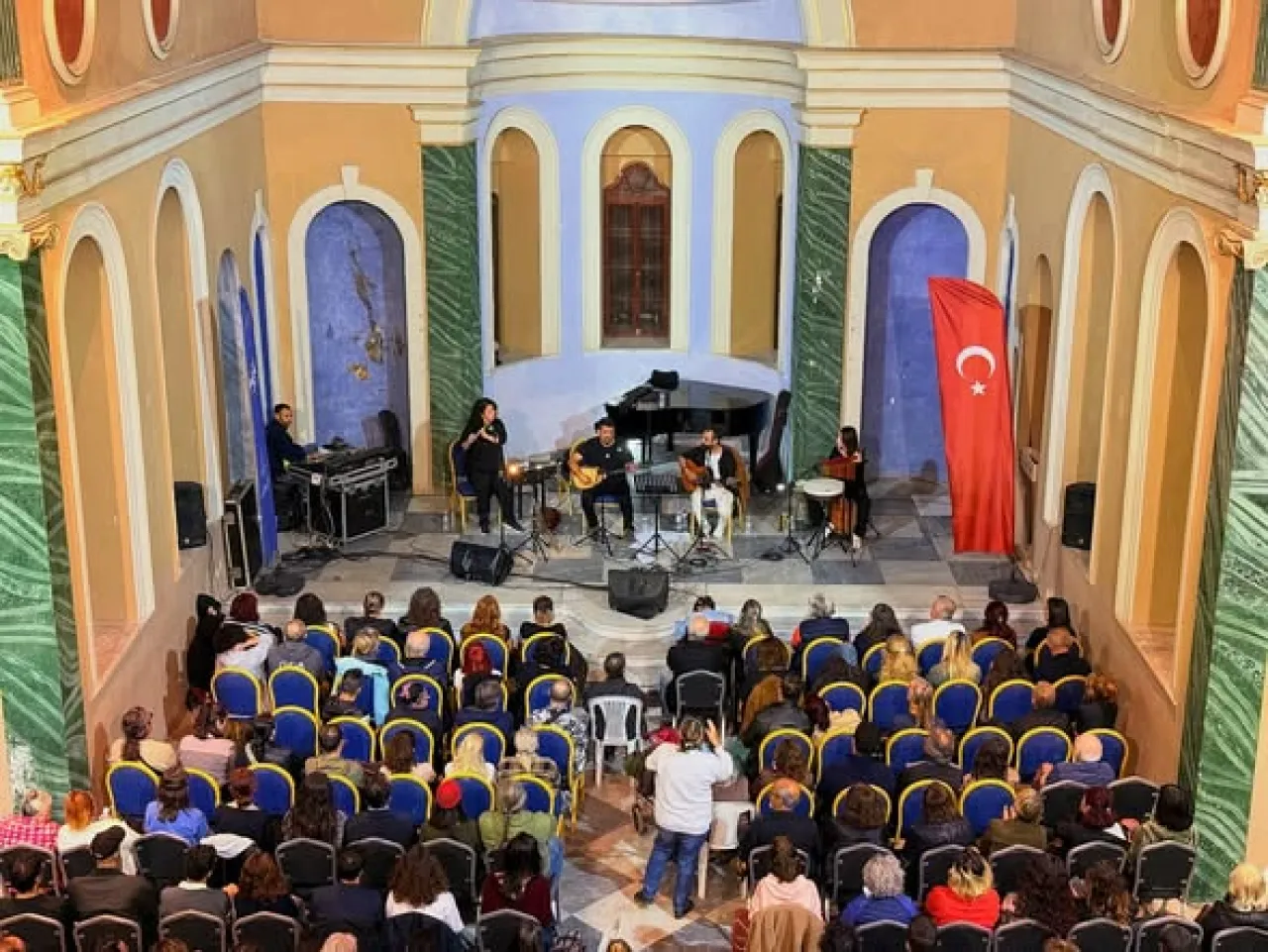 İzmir'de Akustik Günler: Pervane Müzik Topluluğu Aziz Vukolos'ta Dinleyicileri Büyüledi
