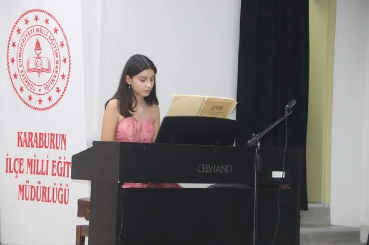 Karaburun'da Dünya Çocuk Hakları Günü Piyano Gösterisiyle Kutlandı