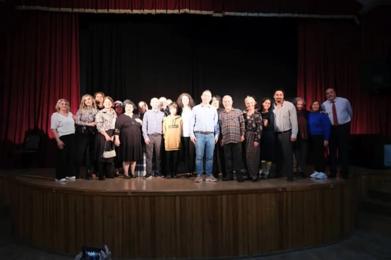 Foça Belediye Tiyatrosu 6. Yılını Yeni Oyunuyla Kutladı