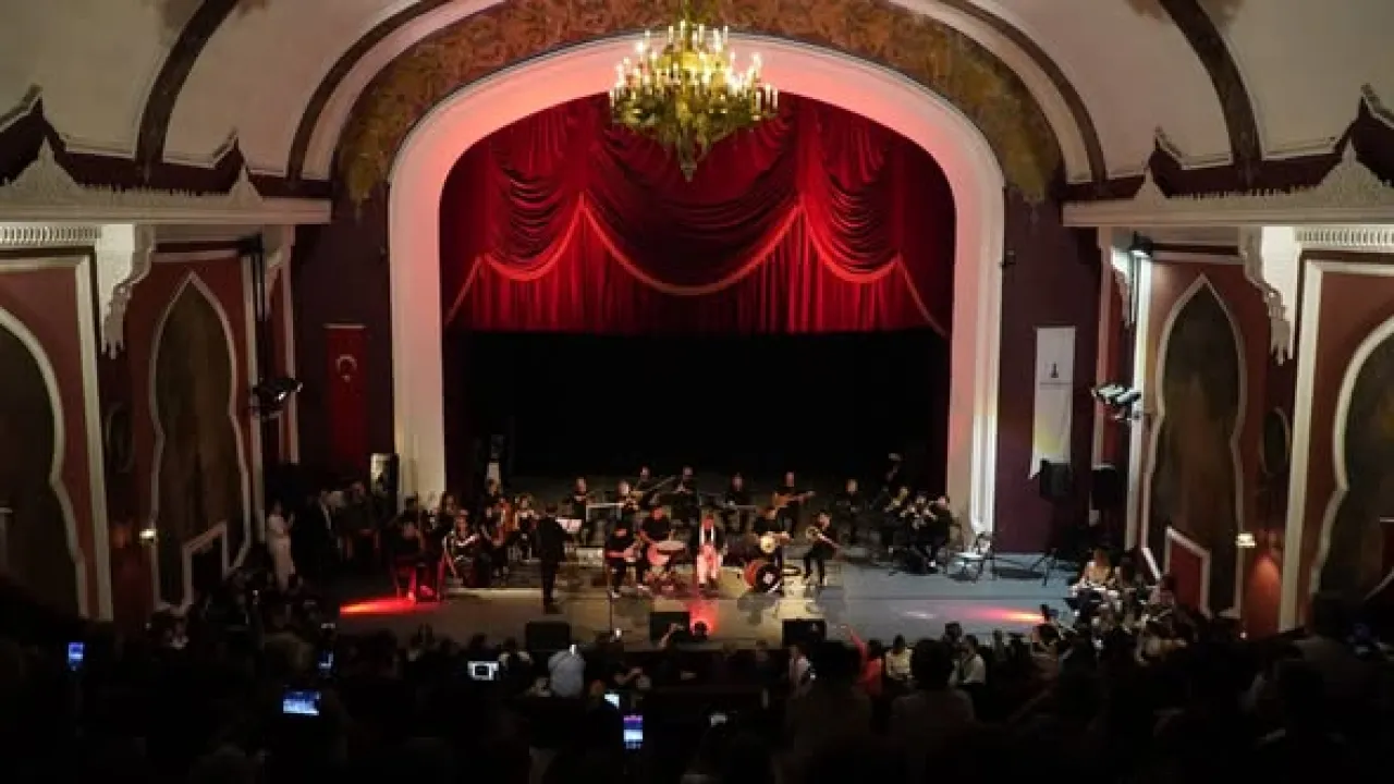 İzmir'de Darbuka Konçertosu ile Barışın Müzik Dili Yankılandı