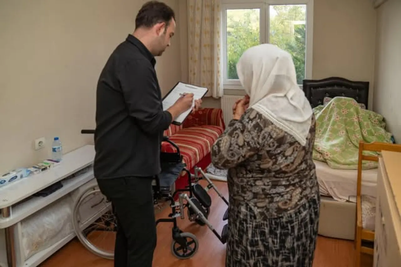 İzmir'de Engelli Vatandaşlara Ücretsiz Medikal Destek Ekipmanı