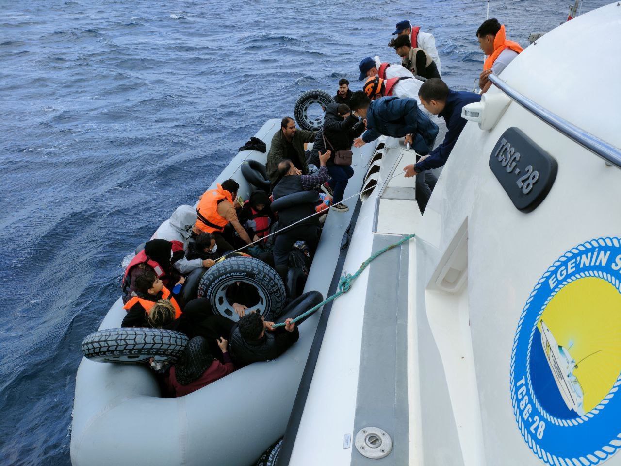 Çanakkale'de Sahil Güvenlik Botu Düzensiz Göçmenleri Yakaladı