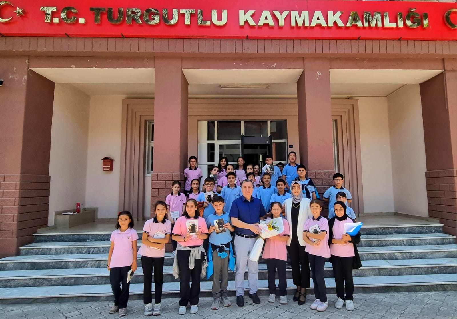 Hasan Ferdi Turgutlu Ortaokulu Öğrencileri Kaymakam Selami KAPANKAYA'yı Ziyaret Etti