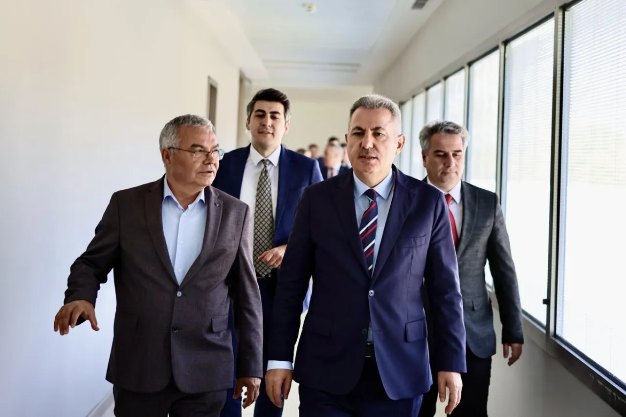 İzmir Valisi Elban, Tire Organize Sanayi Bölgesi'nde İncelemelerde Bulundu