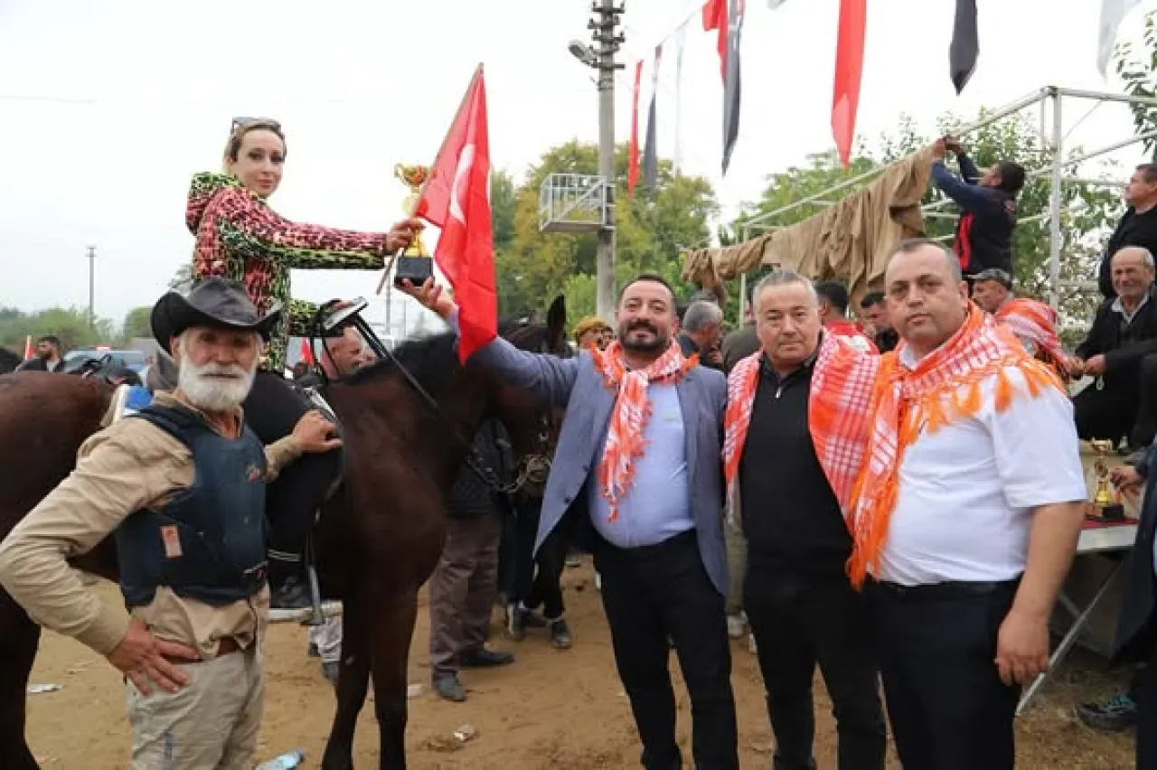 Çaylı'da Yağmur Altında Rahvan At Yarışı: Bereket ve Mücadele Bir Arada
