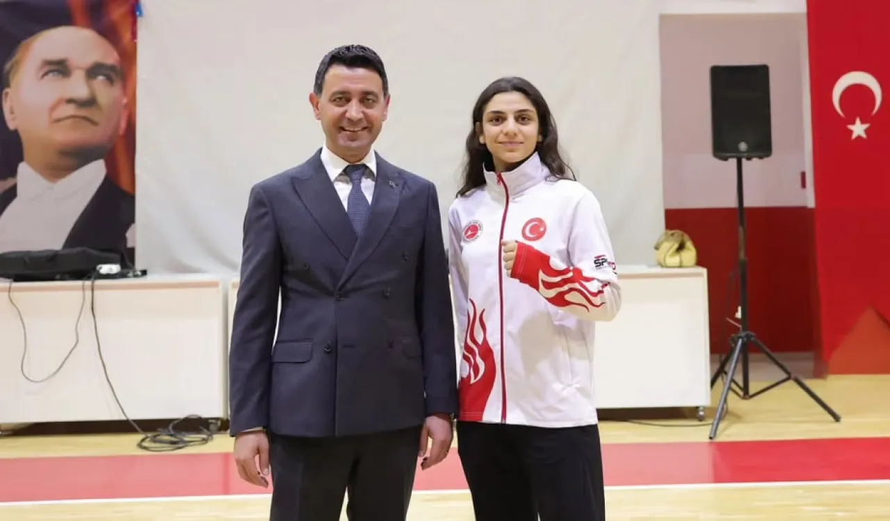 Bayraklılı Kick Boksçu Şeymanur Karçı, Dünya Kupası'nda Ülkemizi Temsil Edecek