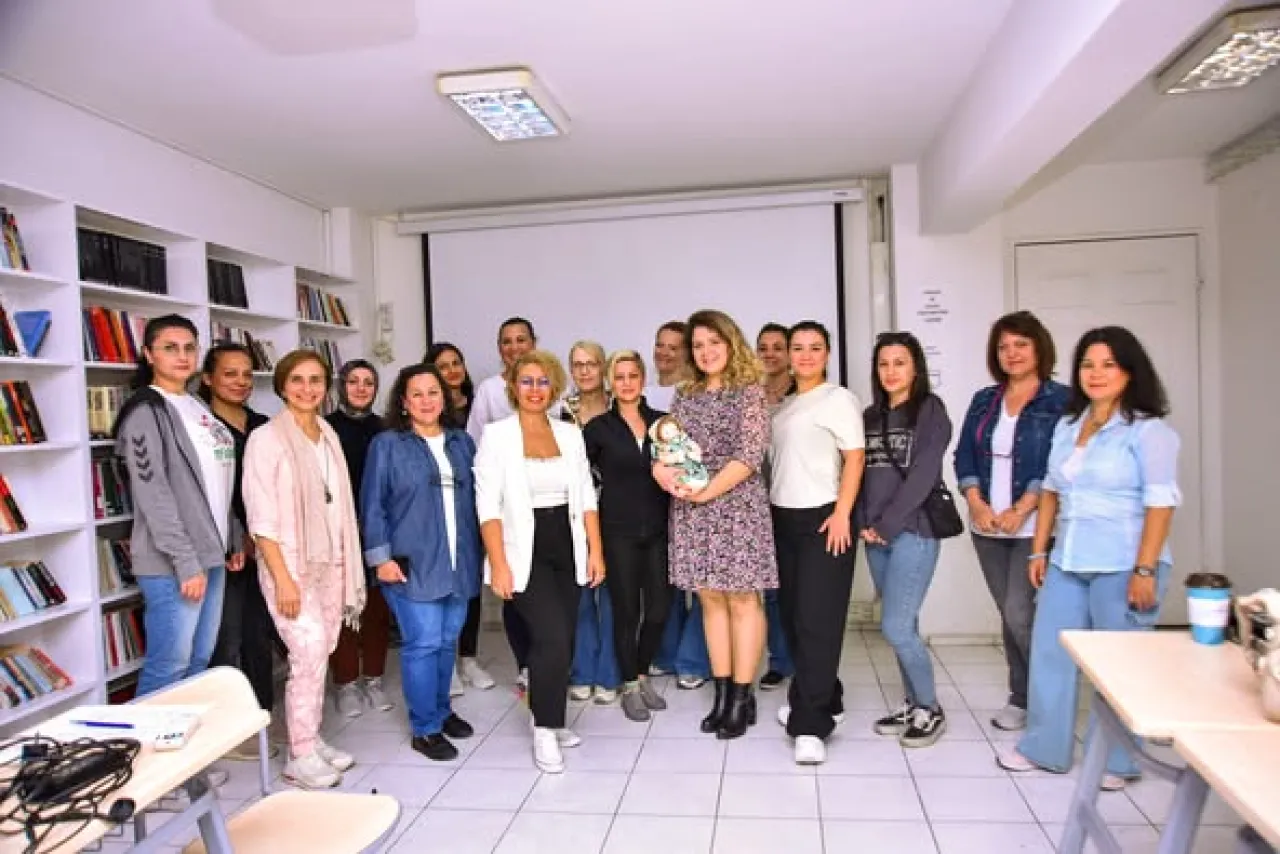 Çiğli'de Kadın Girişimciler Etsy Eğitimi ile Dünya Pazarına Açılıyor