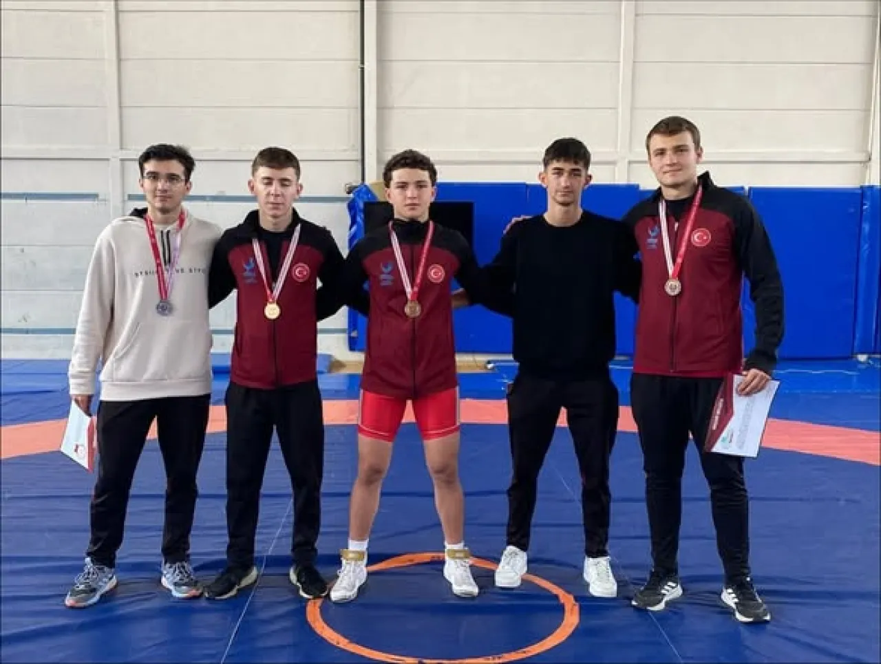 Aliağalı Genç Güreşçiler İzmir'de 4 Madalya ile Büyük Başarı Elde Etti