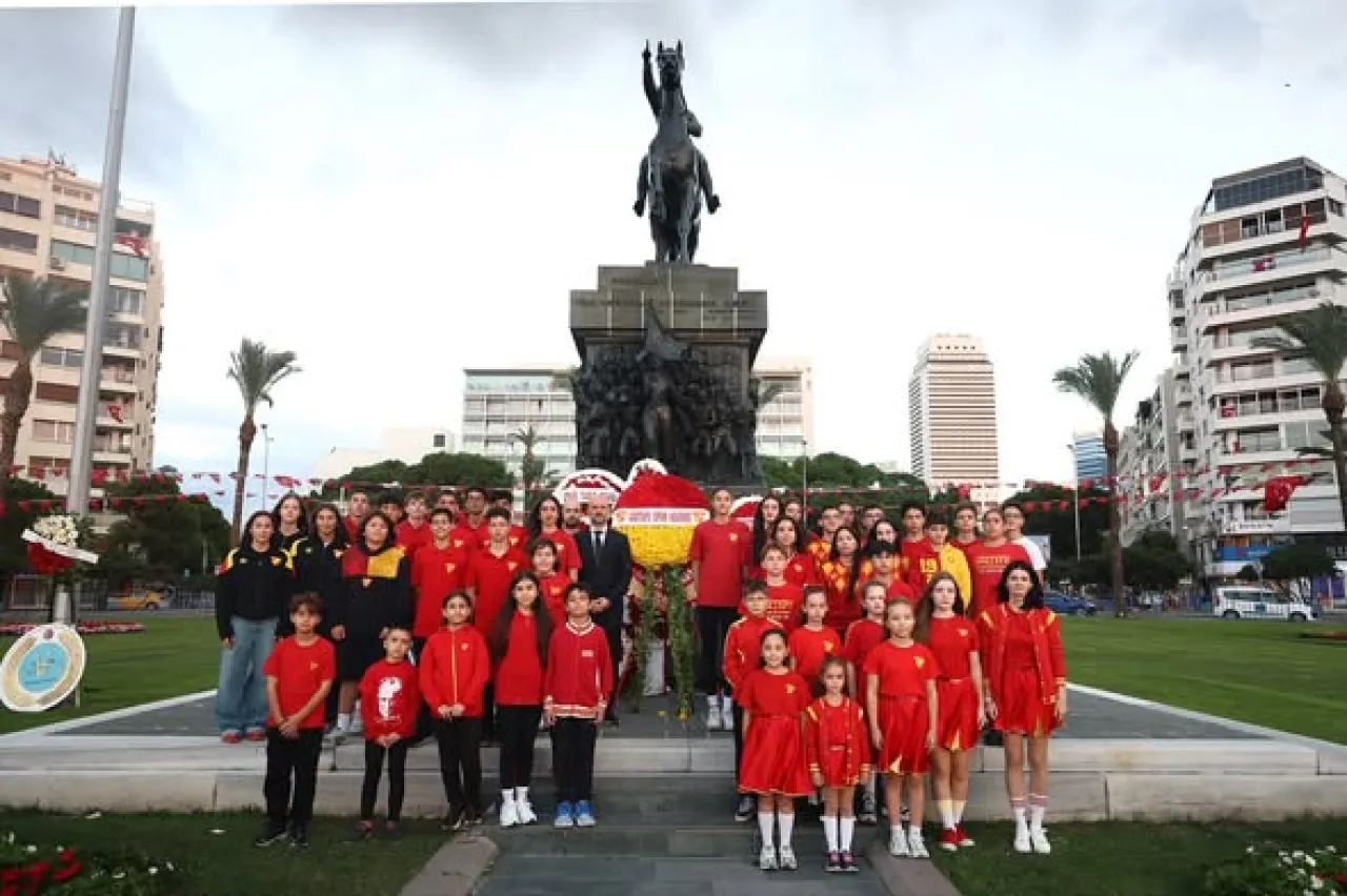 Göztepe'den Cumhuriyet'in 102. Yılında Anlamlı Çelenk Töreni