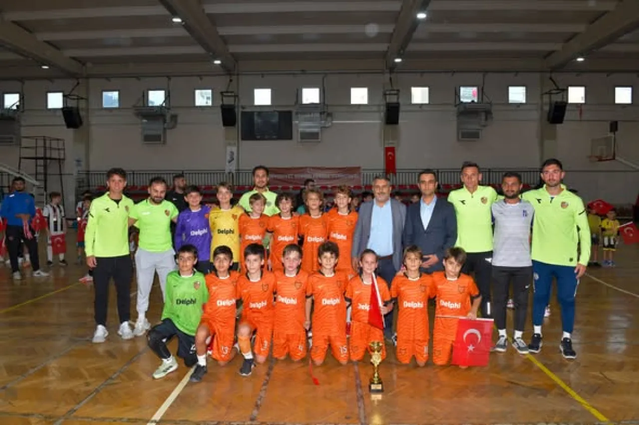Çiğli'de Cumhuriyet Kupası Futsal Turnuvası Coşkusu Yaşandı