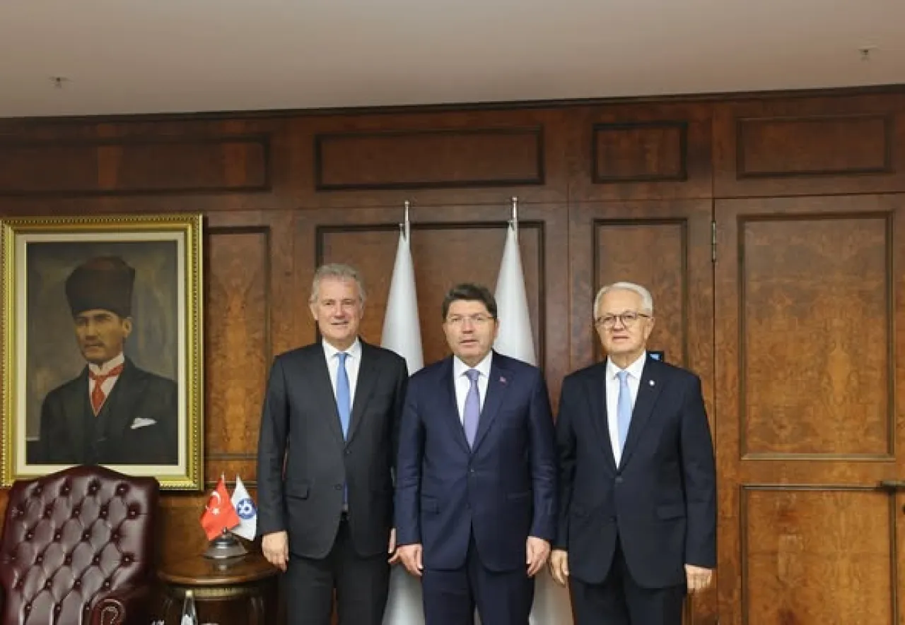 Adalet Bakanı Yılmaz Tunç, İzmir Ticaret Odası'nı Ziyaret Etti